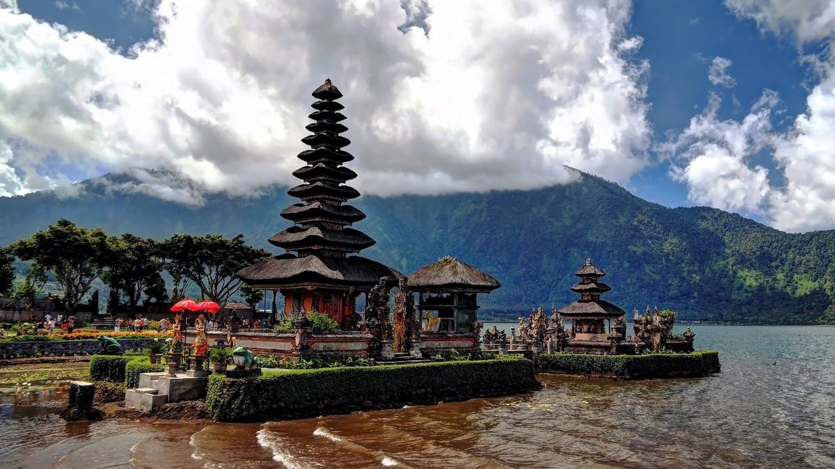 Další pohoršení na Bali. Turistka se vysvlékla donaha u posvátného stromu